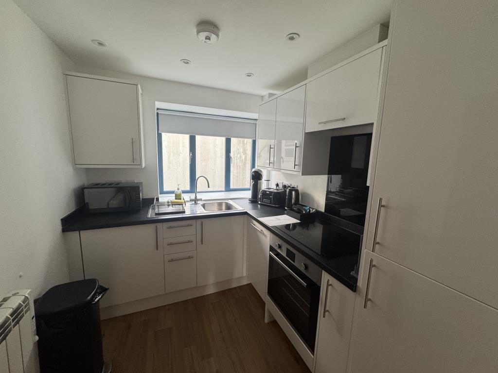 Lot: 87 - A WELL PRESENTED FLAT WITHIN CLOSE PROXIMITY TO TORQUAY HARBOUR - Kitchen